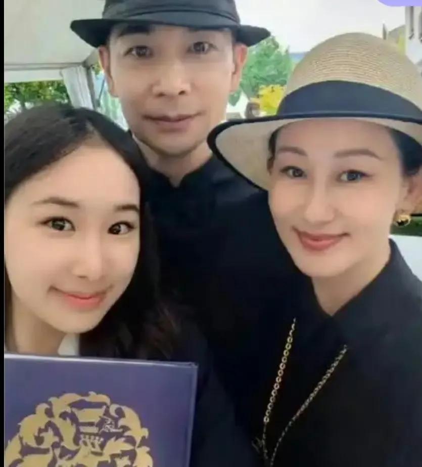 赵文卓大女儿考上港大！武打明星的育儿经居然这么暖心！ 
没想到银幕上的硬汉赵文卓
