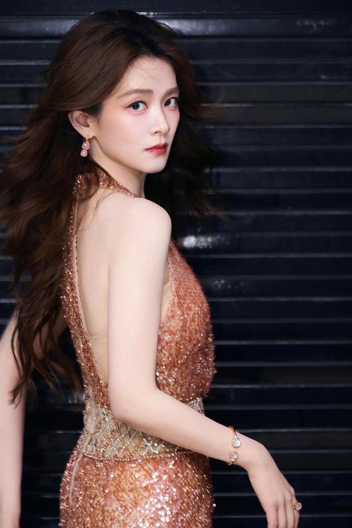 陈昊宇明媚大姐姐既视感

陈昊宇北京天桥音乐剧年度盛典造型，身着Rachel L