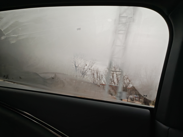 小鹏G7后排车窗双侧漏风
有没有同款车车友的车存在后排车窗漏风情况，刚提完车忽然