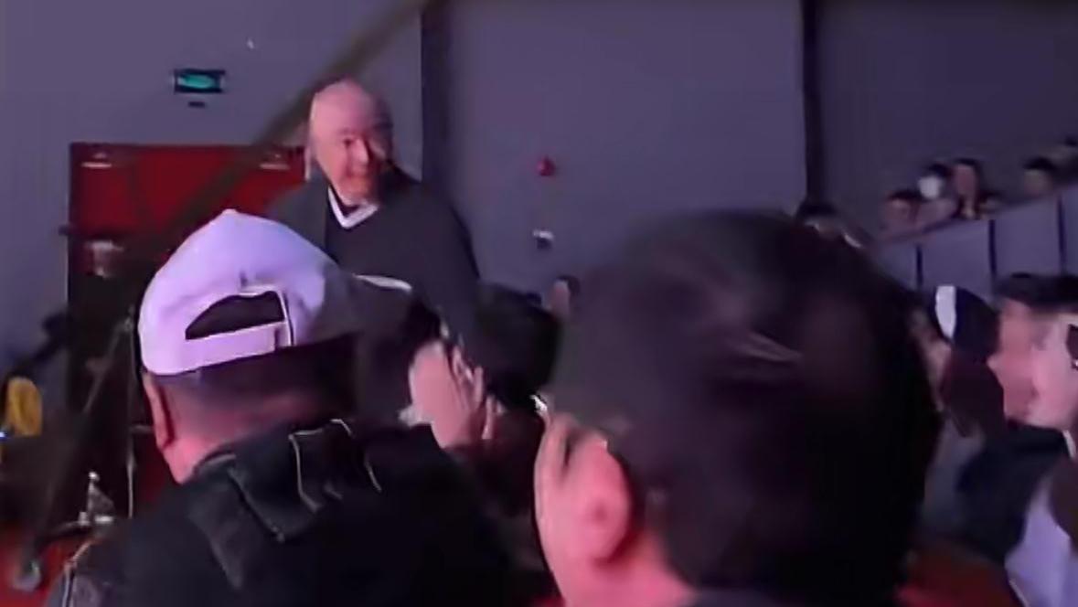 徐峥回上戏参加80周年校庆，被理发阿姨调侃没机会赚他钱，徐峥现场脱帽露出光头