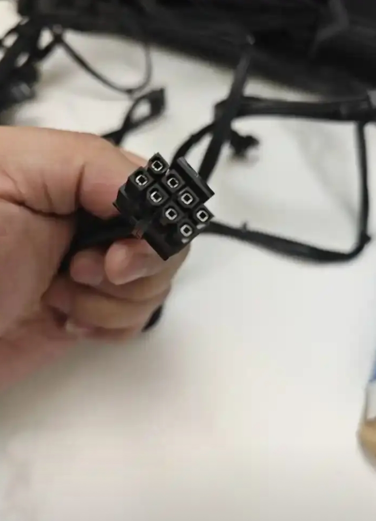 我好奇问一下，到底有多少人装电脑时把CPU供电线的插错了？

帮人升级电脑时，有