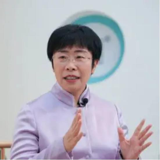 北大才女蒙曼48岁至今未婚，朱迅问她：“你最想嫁给谁？”没想到，她脱口而出说的一