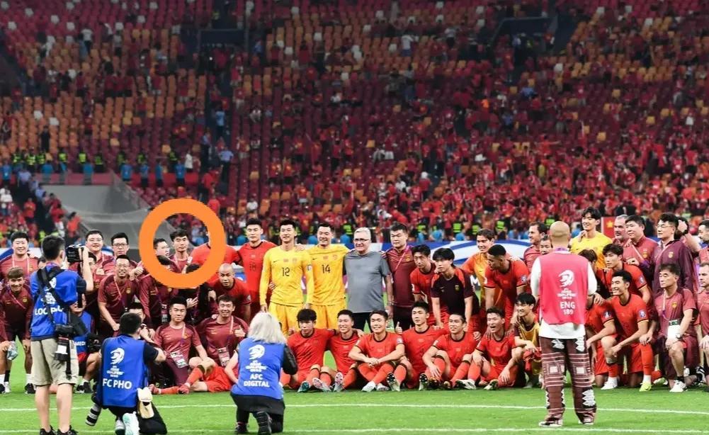 国足1-0巴林赛后，郑智表情凝重。  这张赛后合影，球员们或喜或忧，各显神态，唯