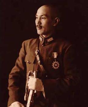 1927年8月13日，下野的蒋介石乘火车离开南京。临走时，送行的人很少，白崇禧、