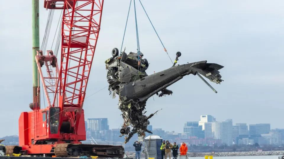 美国两飞机相撞致67人死亡！最新报告公布：飞行员未听从教练指令