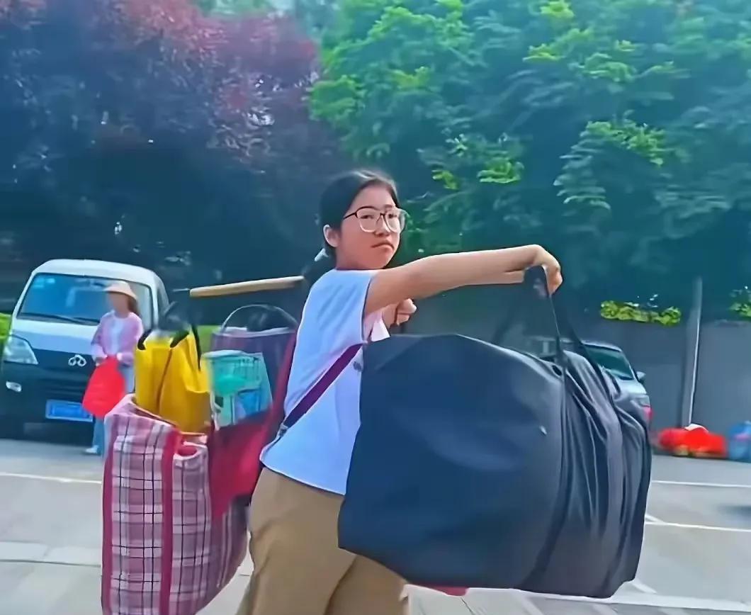 灌阳县的领导完全可以接住“扁担女孩”这泼天的流量！
     第一，由县委主要领