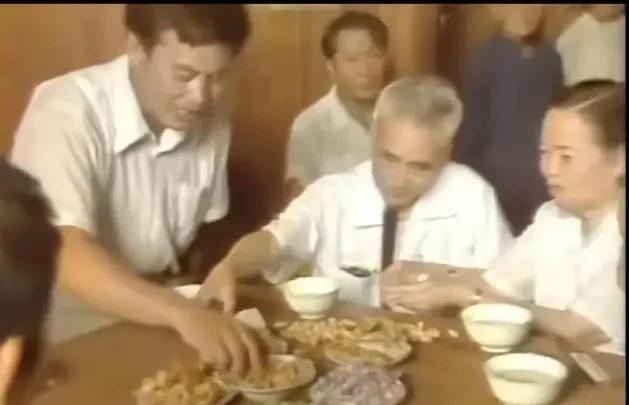 1985年，黄维回到家乡，乡亲们对他很热情，花生瓜子大碗茶招待。
那一年，黄维8