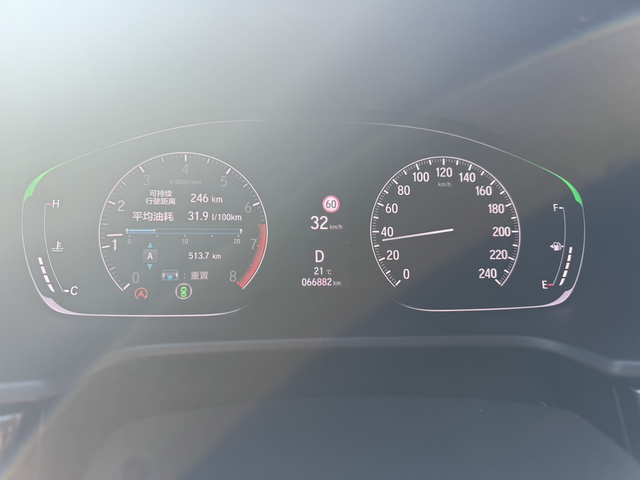 过坑前面两个轮胎有一种塑料摩擦的声音
服了 其次中控屏幕后面有异响 像是有一个石