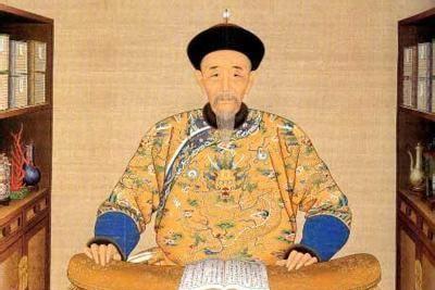 1697年，亲征噶尔丹回京的康熙，虽大胜归来，却表现的很愤怒，他先是处死了太子胤
