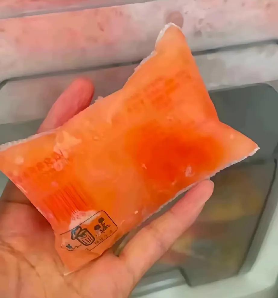 这就是属于80后和一小部分90后的童年，一毛钱一袋的雪宝，还有两个人坐一张的课桌