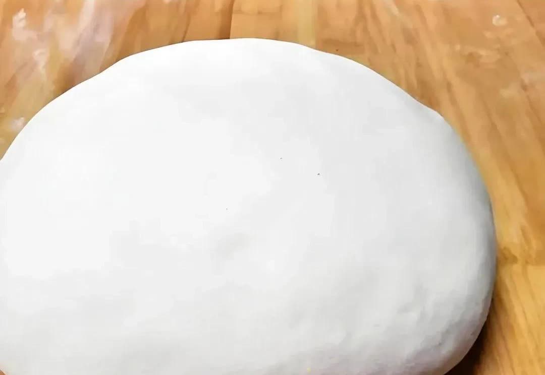吉林，一名女子每次包完饺子后，都会剩下一大坨面团，每次，她都是把这坨面团放进冰箱