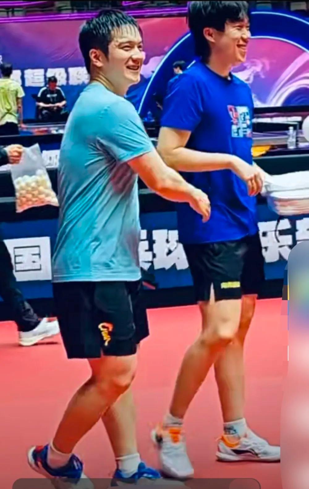 累到腿抖，瘦到见骨
这一幕把全场看哭
乒超厦门站第一天，樊振东刚练完，汗顺着下巴