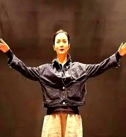 不愧是打败江珊、何赛飞的女人，都55岁了还是那么温柔娇俏，她就是不喜欢名利，不喜