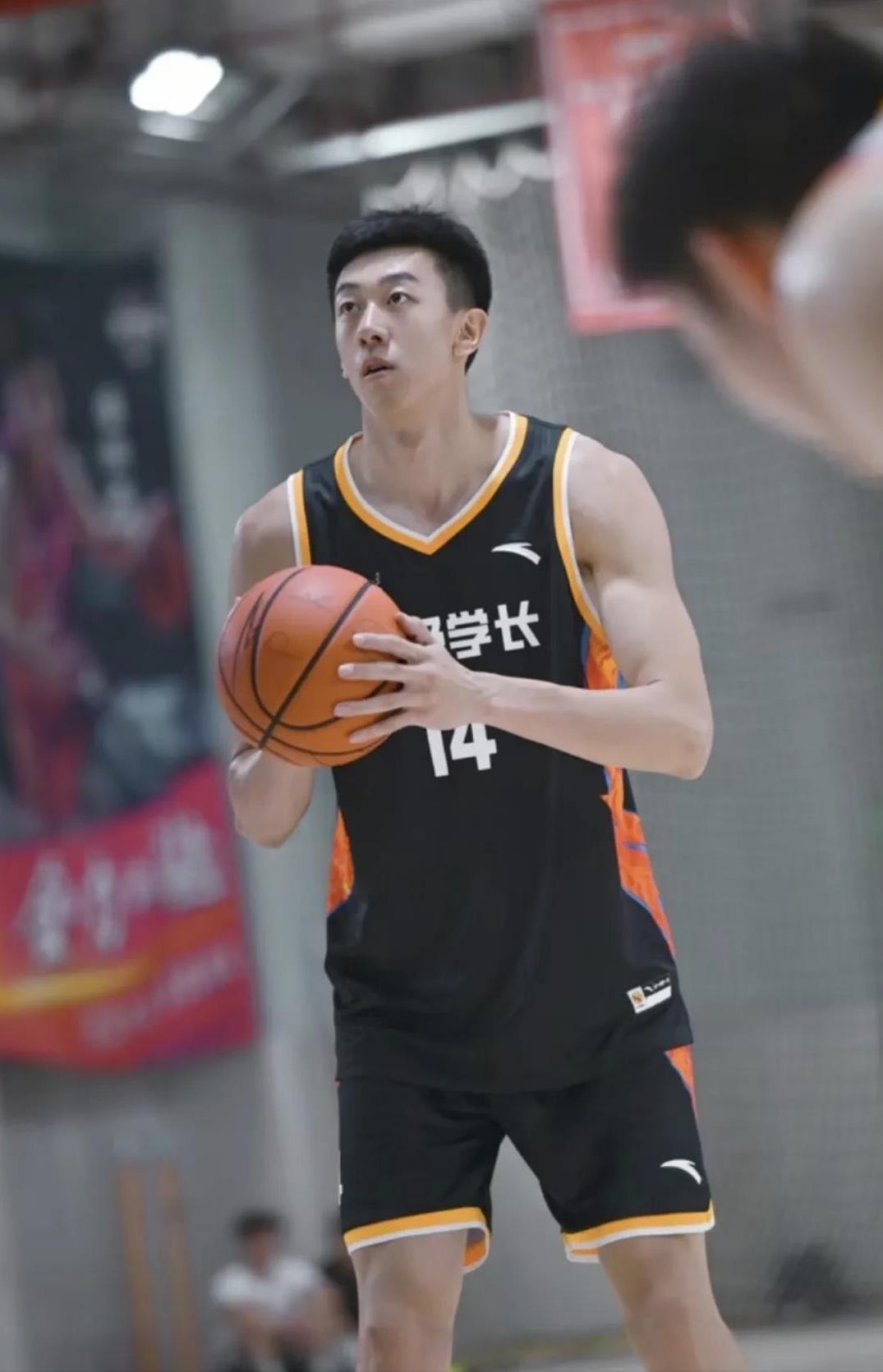 王少杰回北京大学打比赛！
日前，王少杰回到了母校北京大学，参加了由学校组织的以张