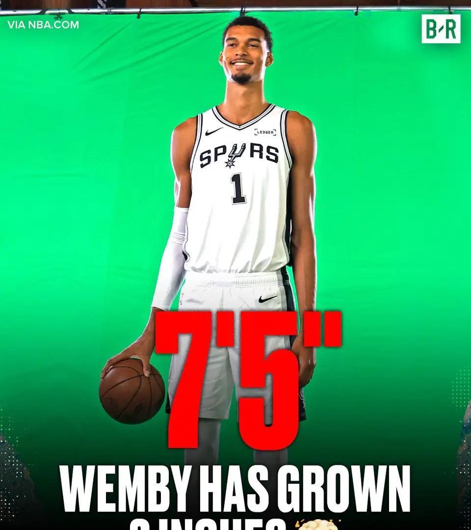 还在长！文班亚马身高更新为2米26。
原先为2米21，从图2也能看出确实又长了，