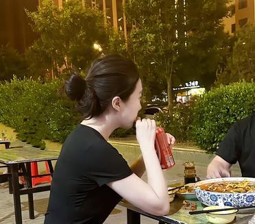 又到了吃烧烤的季节，看见烧烤摊根本走不动啊[偷笑][偷笑]<br />
<br 