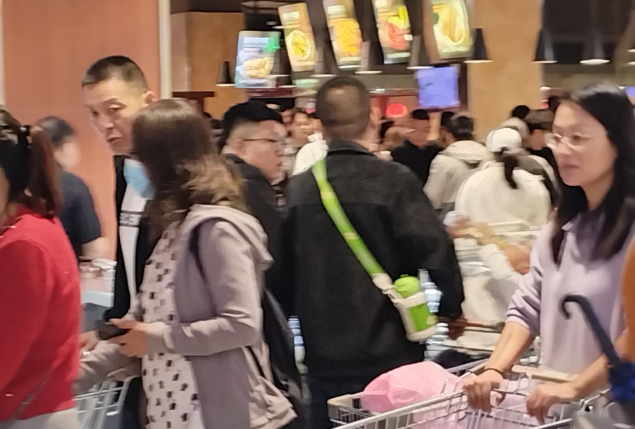 因为从小跟月月一起长大，一起家家，捉迷藏等，又是从小学到高中的同学，还都是豫东老