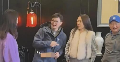 杨钰莹与同龄音乐界挚友聚会视频流出，54岁风采依旧，稳居C位
时光荏苒，岁月如梭