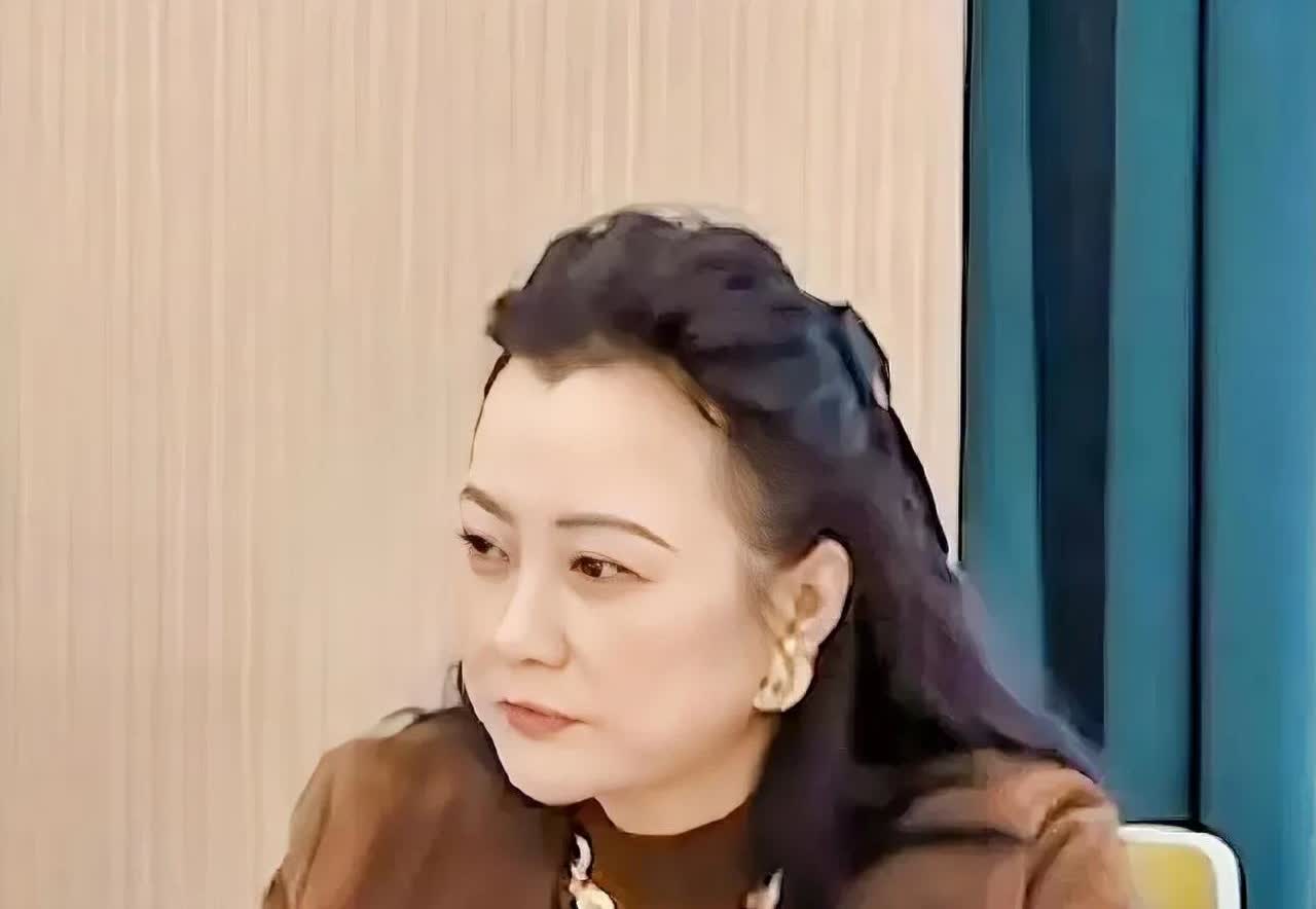 郝蕾真是豪爽！

在节目里公开提起，

当年和邓超的那段感情，郝蕾说：
