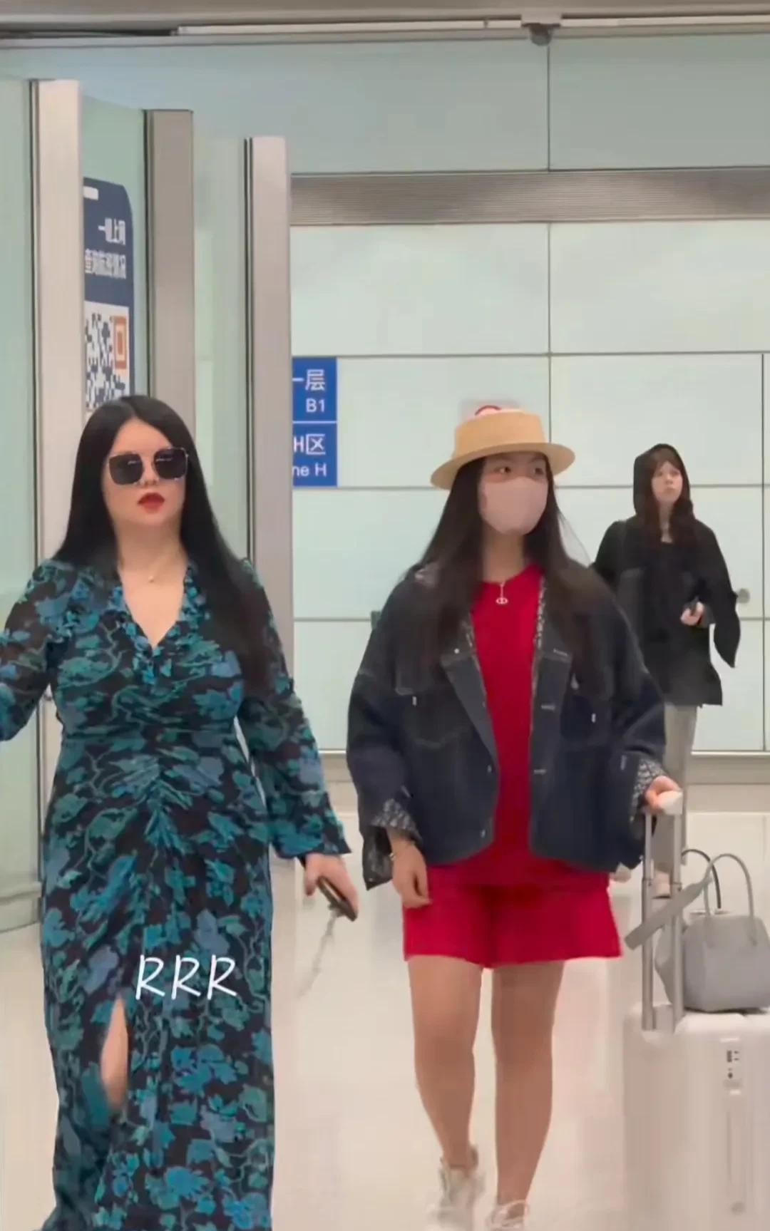 李湘王诗龄游日本回国！
有网友在机场拍摄到母女两人，跟去的时候简简单单对比，回来