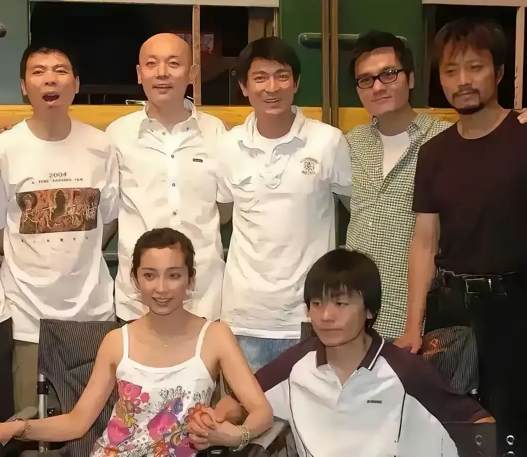 一张《天下无贼》时的照片，那时的王宝强也就十七八岁吧。

