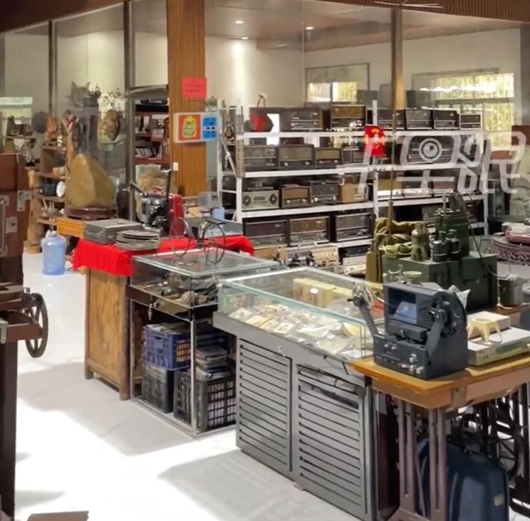 【#男子花费百万收集10万件老物件免费办展#】6月25日，河南洛阳。姜伟林用近2