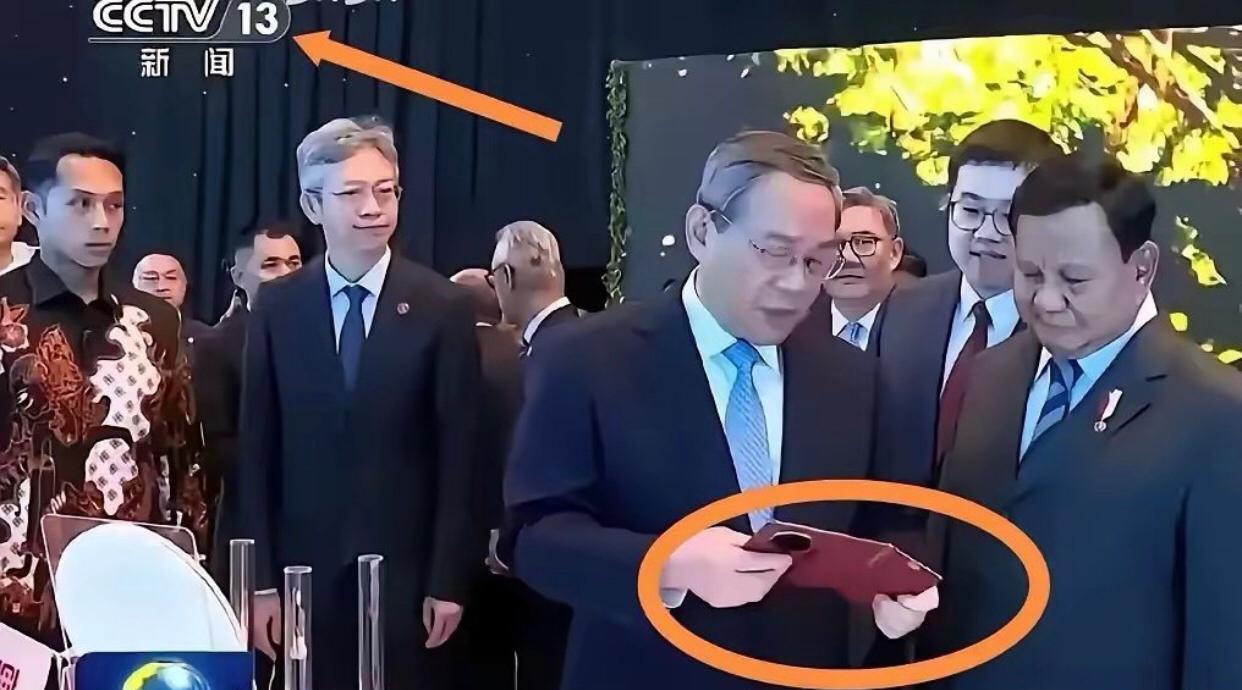 华为三折叠手机的最高级别推广，国外的领导人似乎蛮感兴趣的，至少不怕美国人监听。