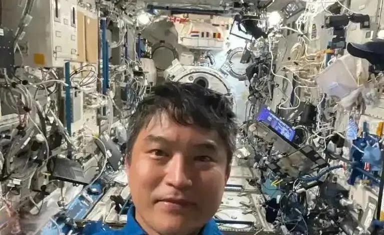 跟个垃圾场一样，由美国，俄罗斯，欧洲航天局等16个国家建立的国际空间站就是这鬼样