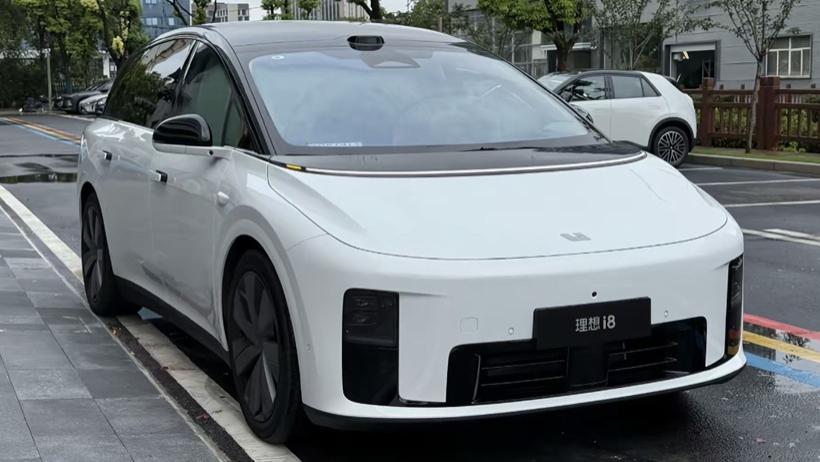 理想i8现身，内外设计基本延续MEGA，长超5米，标配四驱+激光雷达