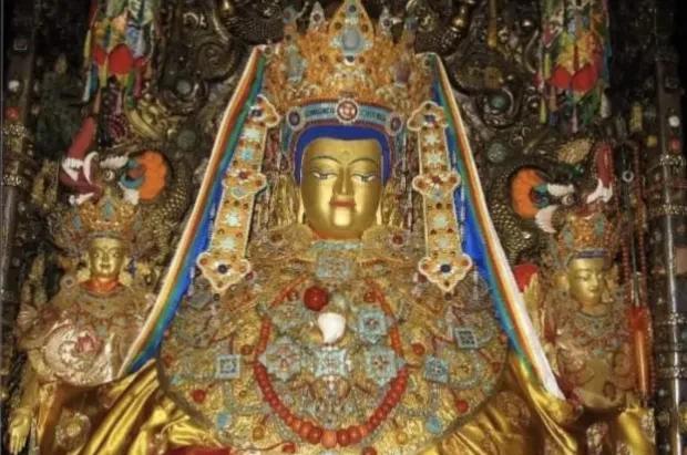 去过大昭寺的都知道，寺内释迦牟尼佛十二岁等身塑像超有看头，它的着装很有讲究。在重