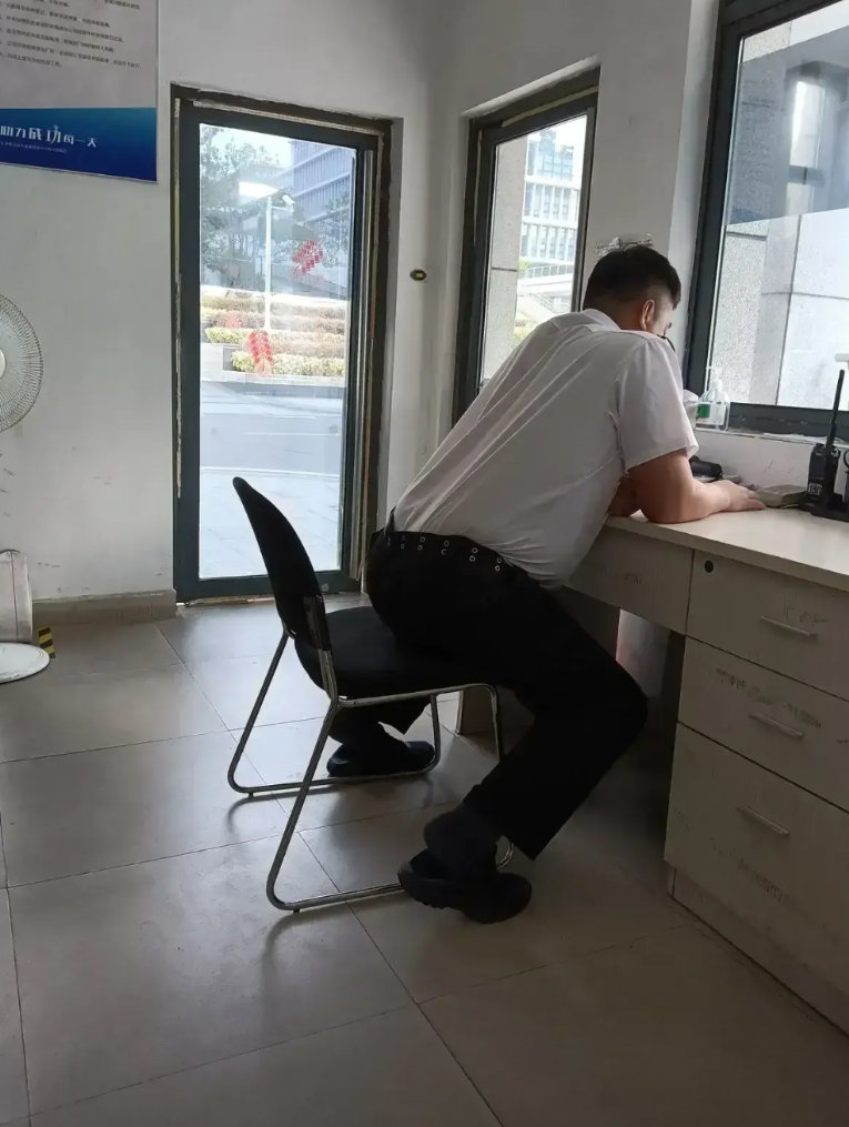 我有个表弟20岁做保安，今年30岁还在做保安，十年体重涨了70斤，从刚开始120