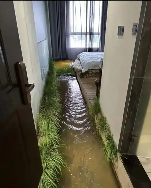 去朋友家一推门我愣了！地面装得跟真水沟似的，沟里“水”明晃晃