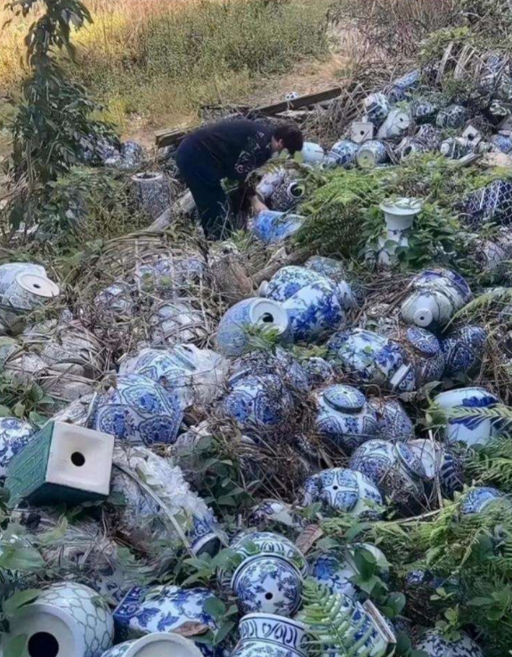 山上发现好多瓷花瓶，但为什么每个花瓶的底部都被开了一个洞？