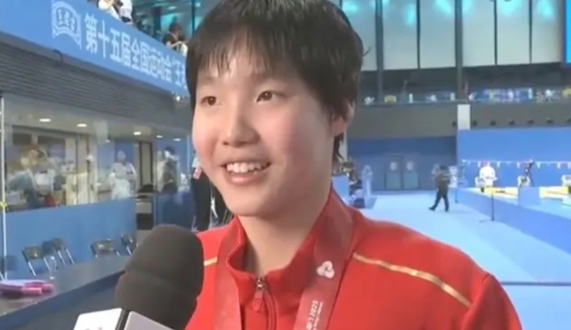 记者采访小姑娘于子迪：你最喜欢哪个项目？

她说：都喜欢。但更喜欢200蝶和40