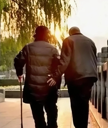 近日，河南郑州，一男子在妻子出车祸离世后拿到465000元的赔偿款，不料，男子的
