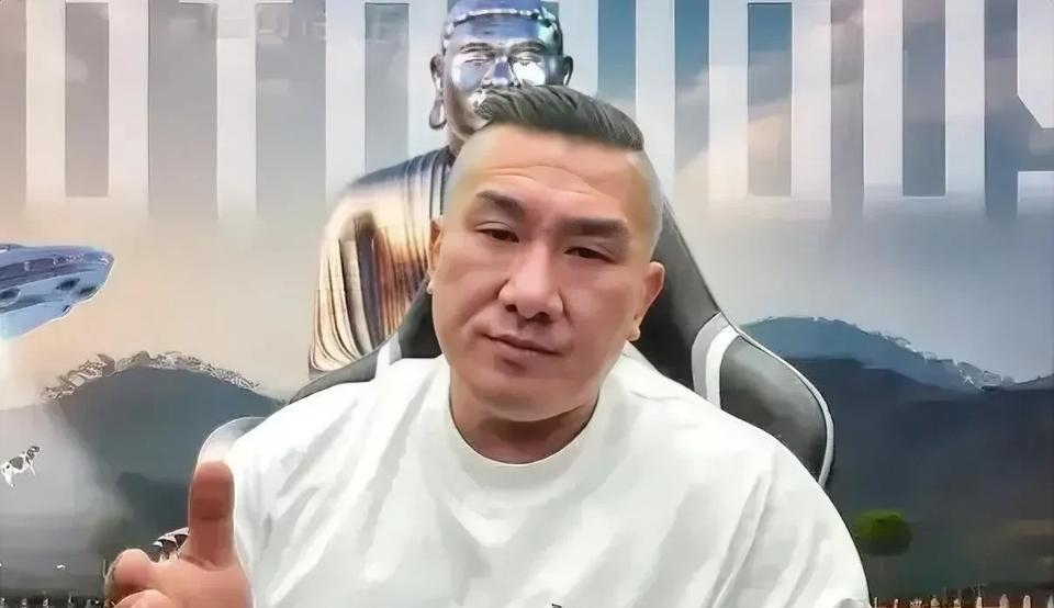 馆长回到台湾后的表现，令某些人极度的失望，这还是我认识的那个馆长吗？
在网络世界