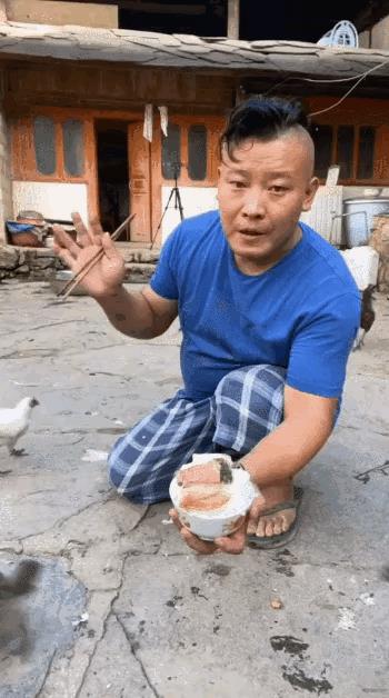 哎呦，就那一块肉给叨跑了，快追回来！