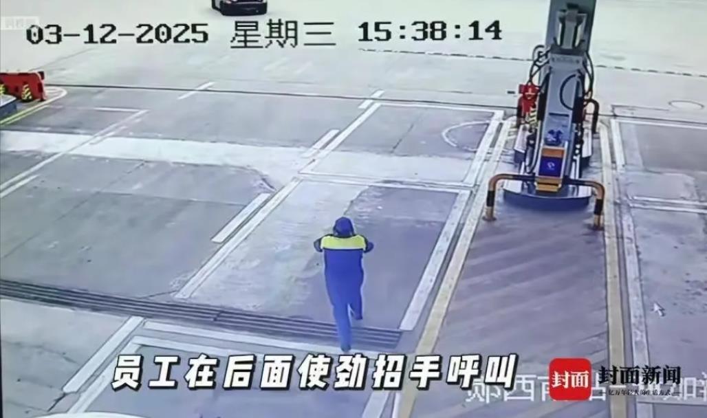湖北十堰，男子开着无牌保时捷，到加油站加了502.29元的95号汽油。男子坐在车