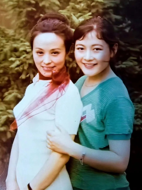 惊现八十年代神仙同框！银幕女神娜仁花与歌后朱明瑛珍贵合影曝光，一个灵动演绎光影故