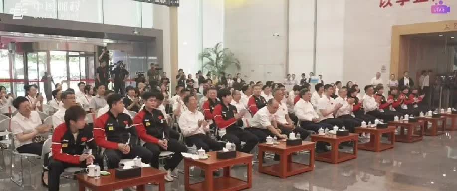 王楚钦孙颖莎这位置是相当对称啊！
都是隔了一个领导，
优秀孩子坐中间然后对称