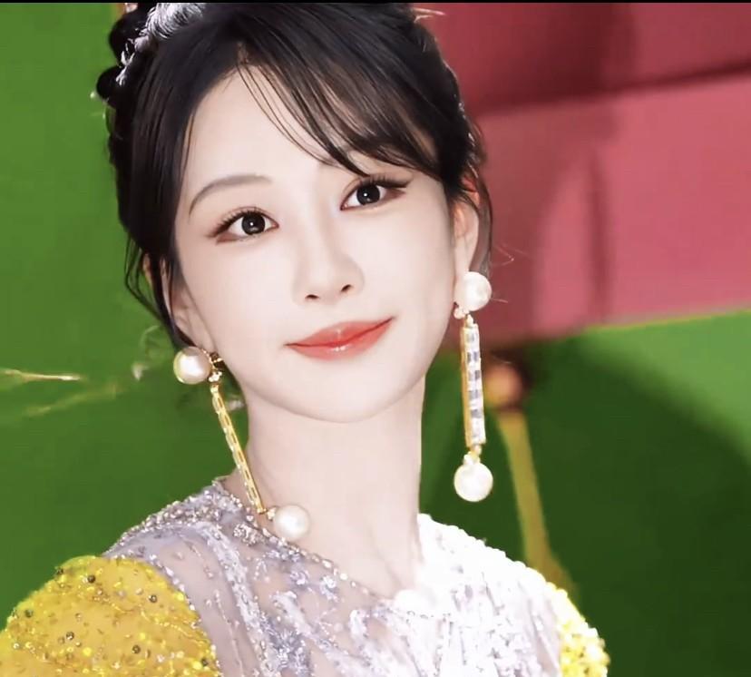 杨紫，你不要太高调了！
这后果你承担不起！
我没记错的话，你今年已经33岁了，怎