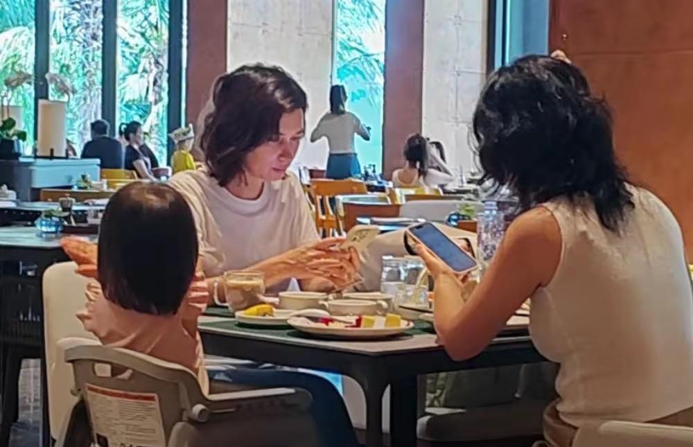 8月19日，卢靖姗带女儿用餐被偶遇。怀孕8个月的她状态极佳，身着休闲装，孕肚圆润