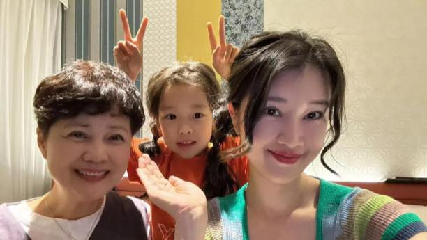 茹萍一家在日本过节，58岁皱纹明显美人迟暮，女儿孙女颜值高