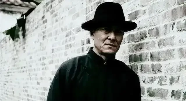 1943年，一地下党被抓，因无法忍受日军的酷刑，他选择供出一个秘密联络点，原以为