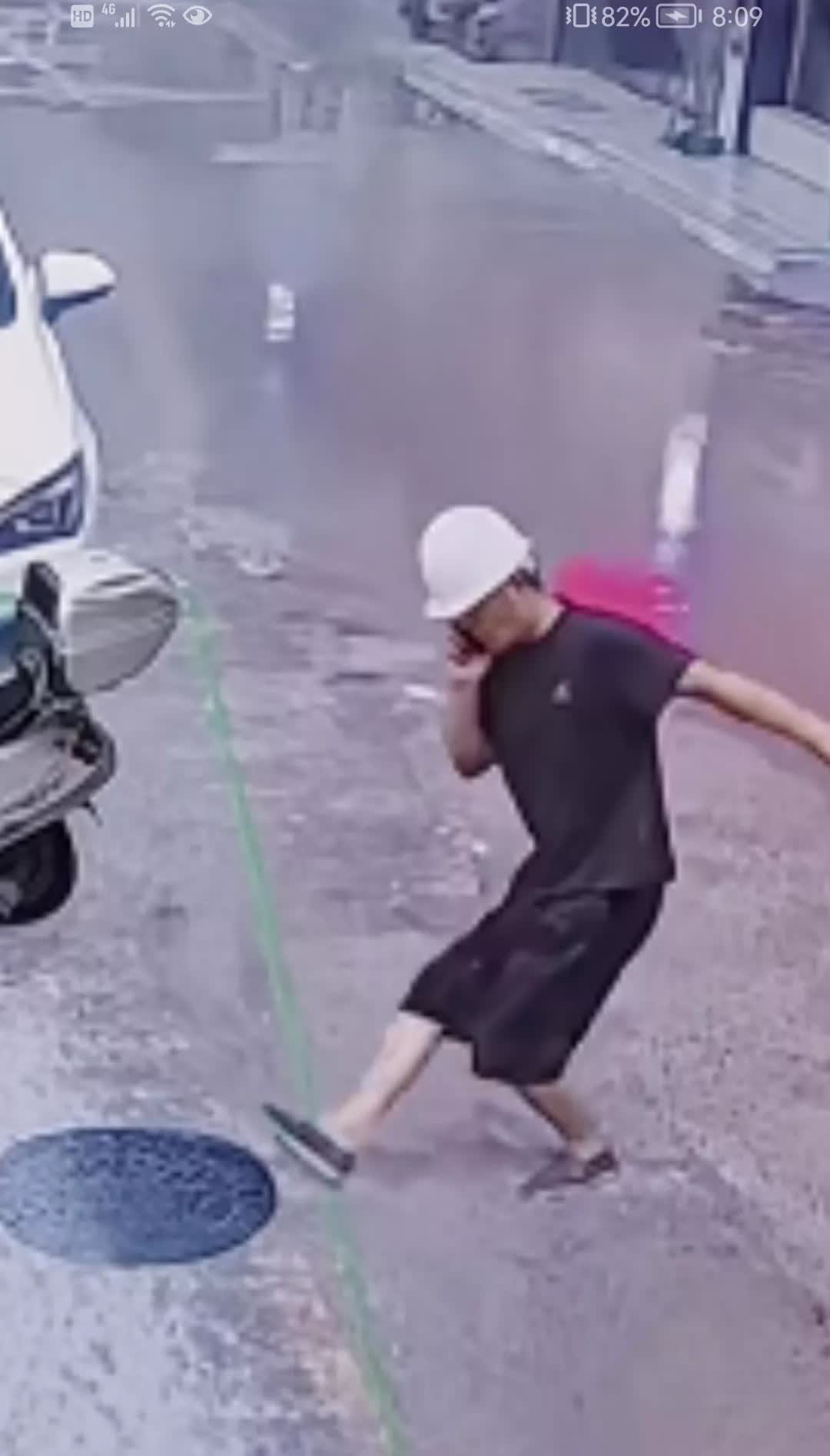 善有善报，好人有回报，男子看见路上井盖没盖好，走了过去刚把井盖用脚蹬盖好，突然房