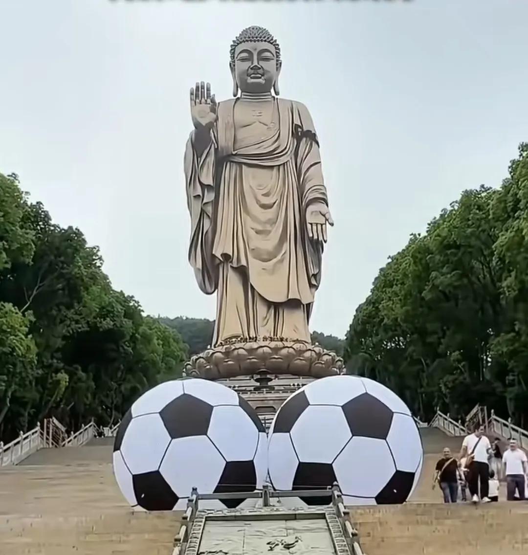 灵山大佛居然灵验了！前几天很多网友还在嘲笑无锡在灵山大佛下放两个足球，说人家“临