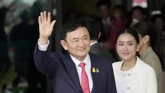泰国军方持续施压，总理女儿面临下台危机，他信终于出面表态，已与洪森恩断义绝！
泰