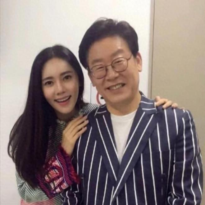 万万没想到，李在明上任后，最高兴的竟然是一个女明星 ，直接从十八线成为了总统座上