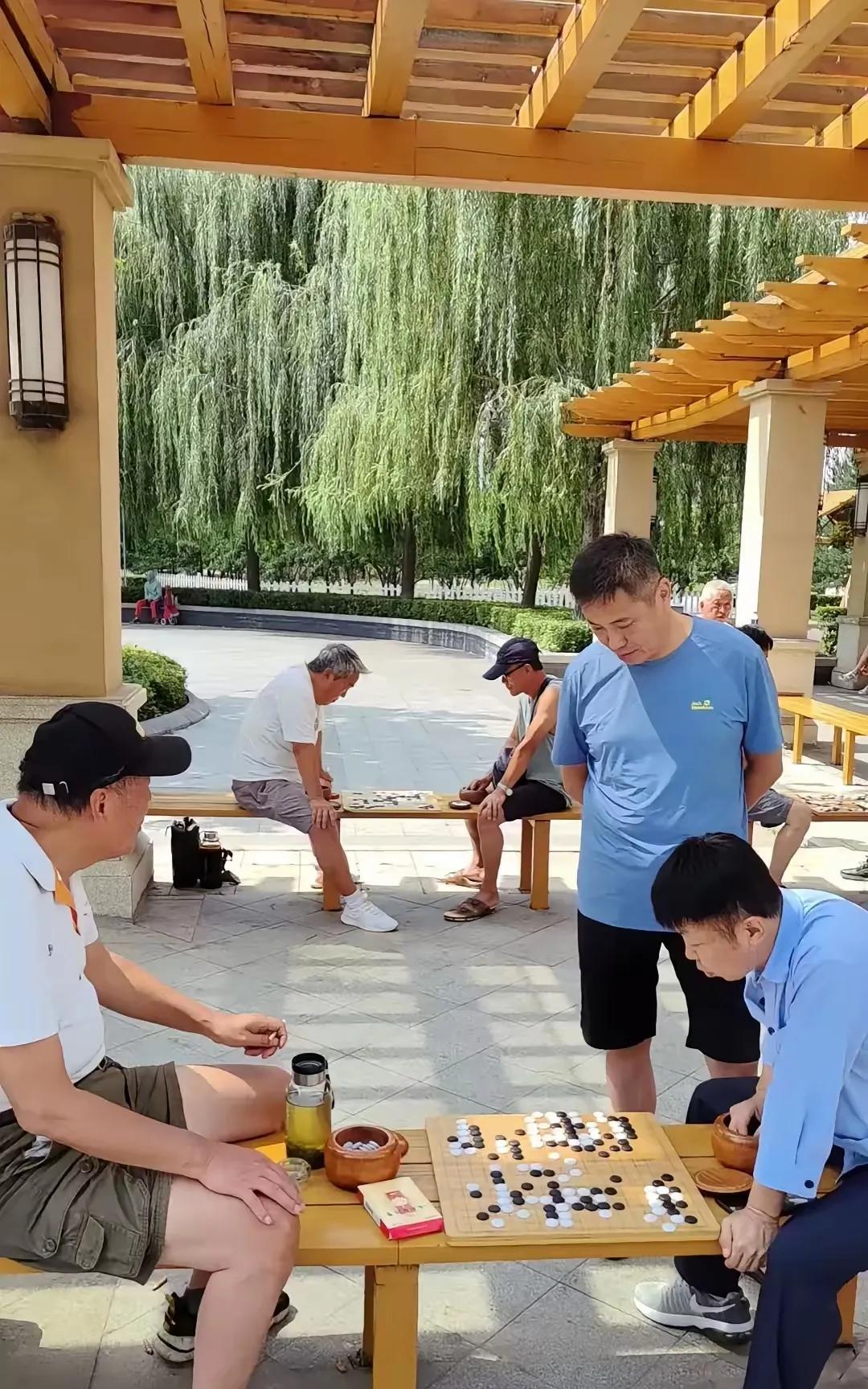 围棋如何走向大众化？就是要有广大群众的广泛参与，只有街头巷尾茶楼茶室都有人喜欢下