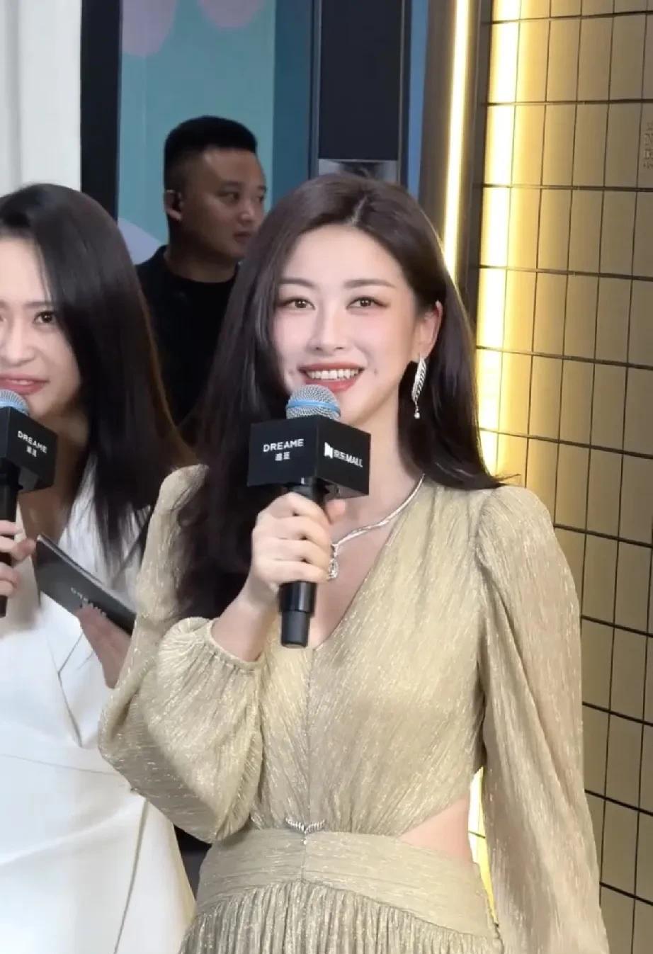 朱珠的颜值真的太杀我了！那五官精致又大气，尤其是她那双勾人的狐狸眼，还有高挺的鼻